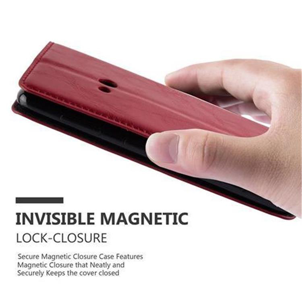 Custodia rossa per telefono con chiusura magnetica, tenuta da una mano.