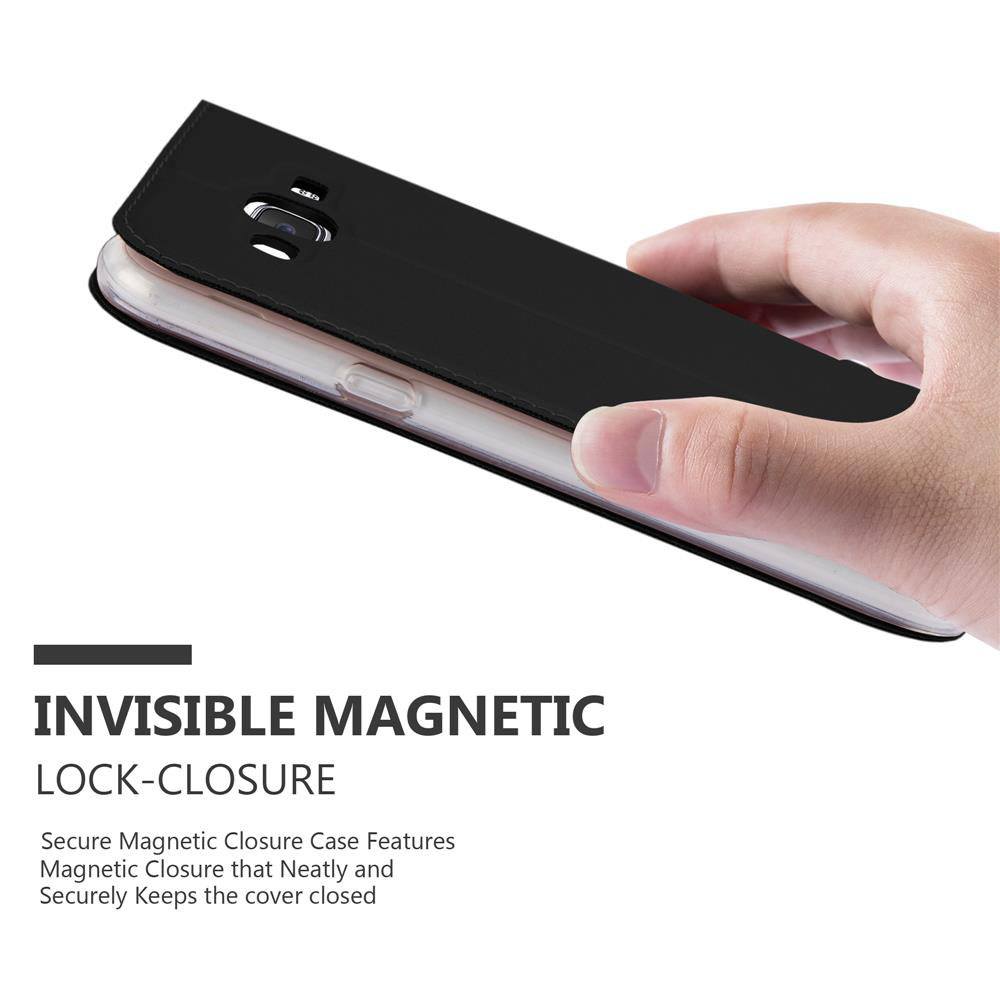 Una mano sostiene un teléfono negro con una funda cerrada, mostrando un cierre magnético.