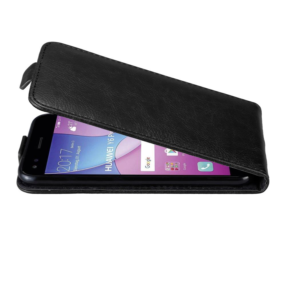 Ein schwarzes Smartphone mit einem aufgeschlagenen Flip-Case, zeigt die Uhrzeit 20:17.