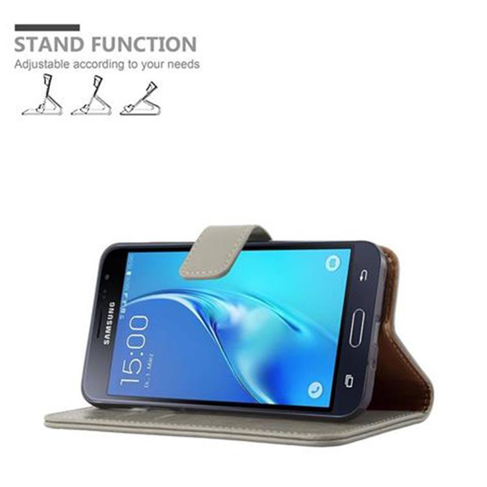 Uno smartphone in una custodia marrone con funzione stand, appoggiato su un tavolo.