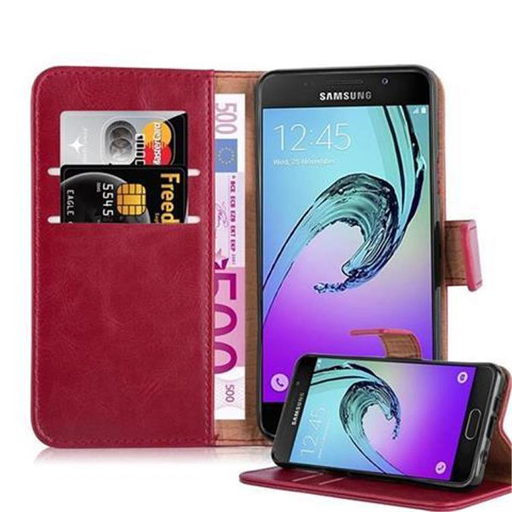 Una cartera roja con tarjetas de crédito y billetes, junto a un teléfono inteligente.