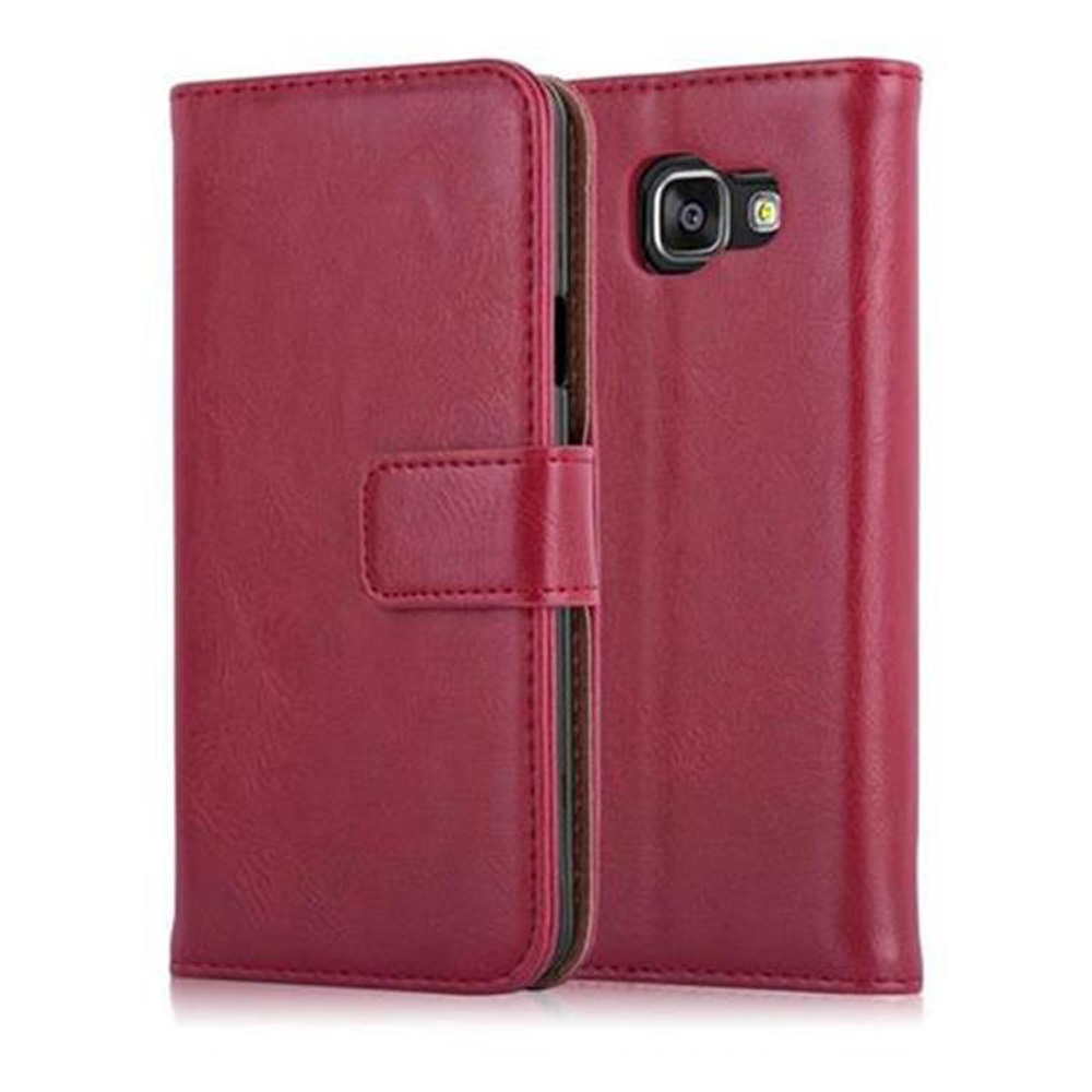 Funda tipo libro de cuero rojo con recorte de cámara y cierre magnético.