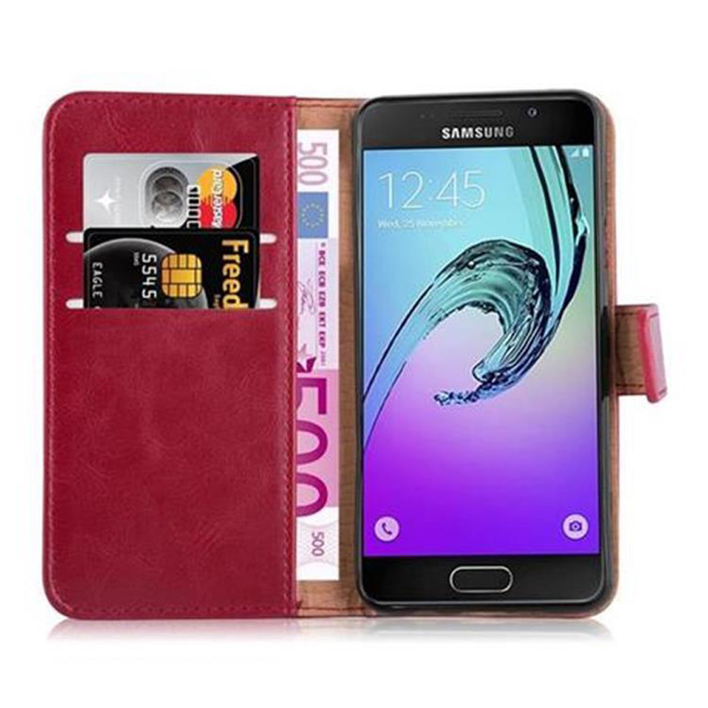 Cartera roja con teléfono, tarjetas y billete de 500 euros.