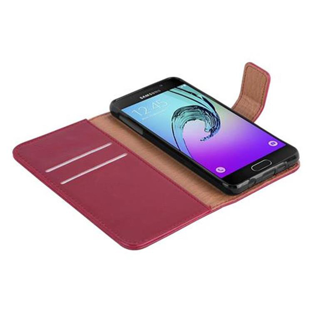Una funda de teléfono abierta, color vino tinto, con un smartphone negro dentro.