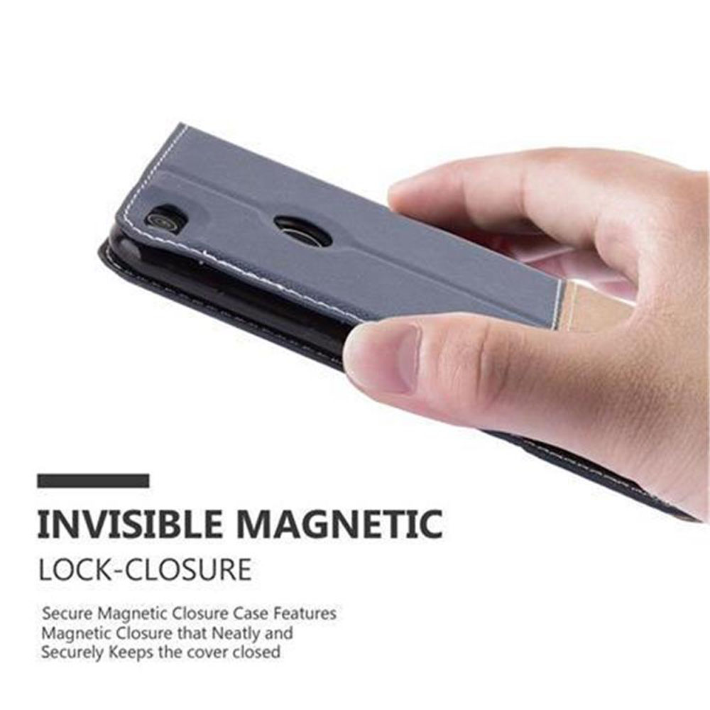 Mano sujetando una funda de teléfono gris con cierre magnético