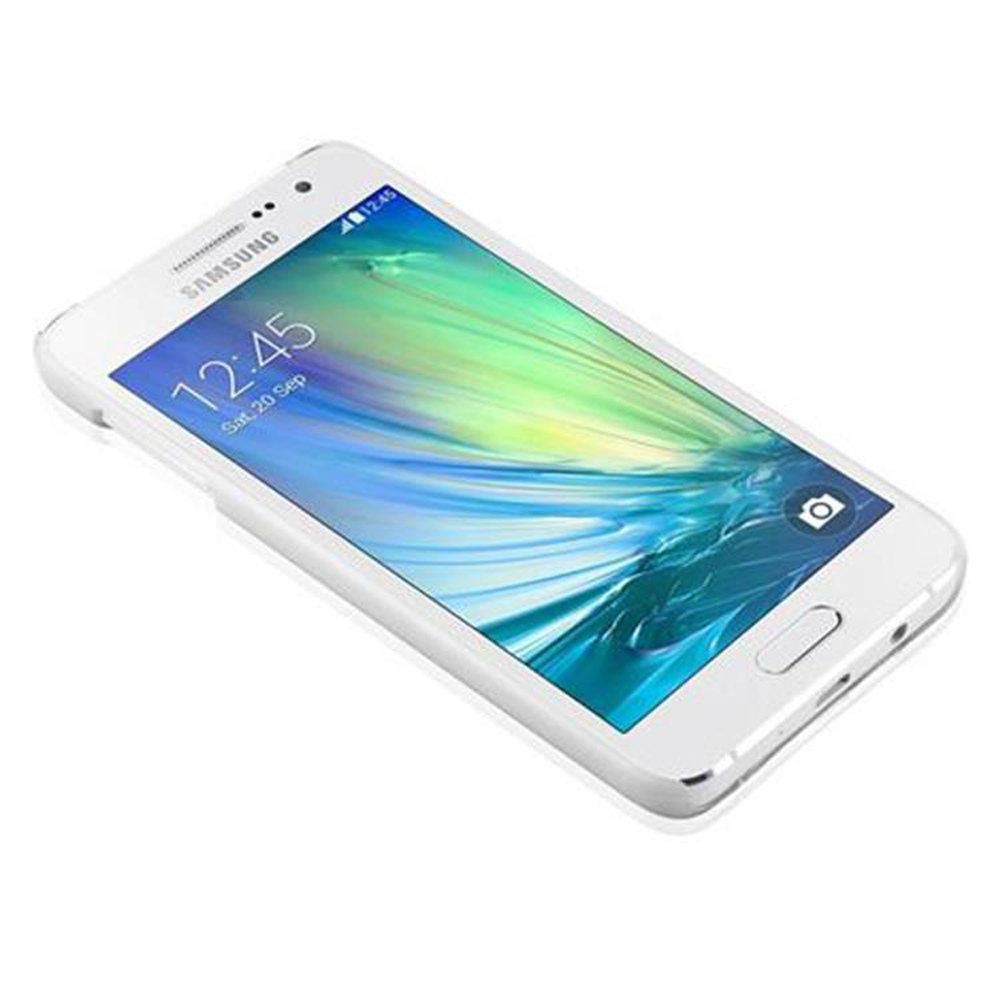 Ein weißes Samsung Smartphone mit blau-grünem Hintergrundbild und Uhrzeit.