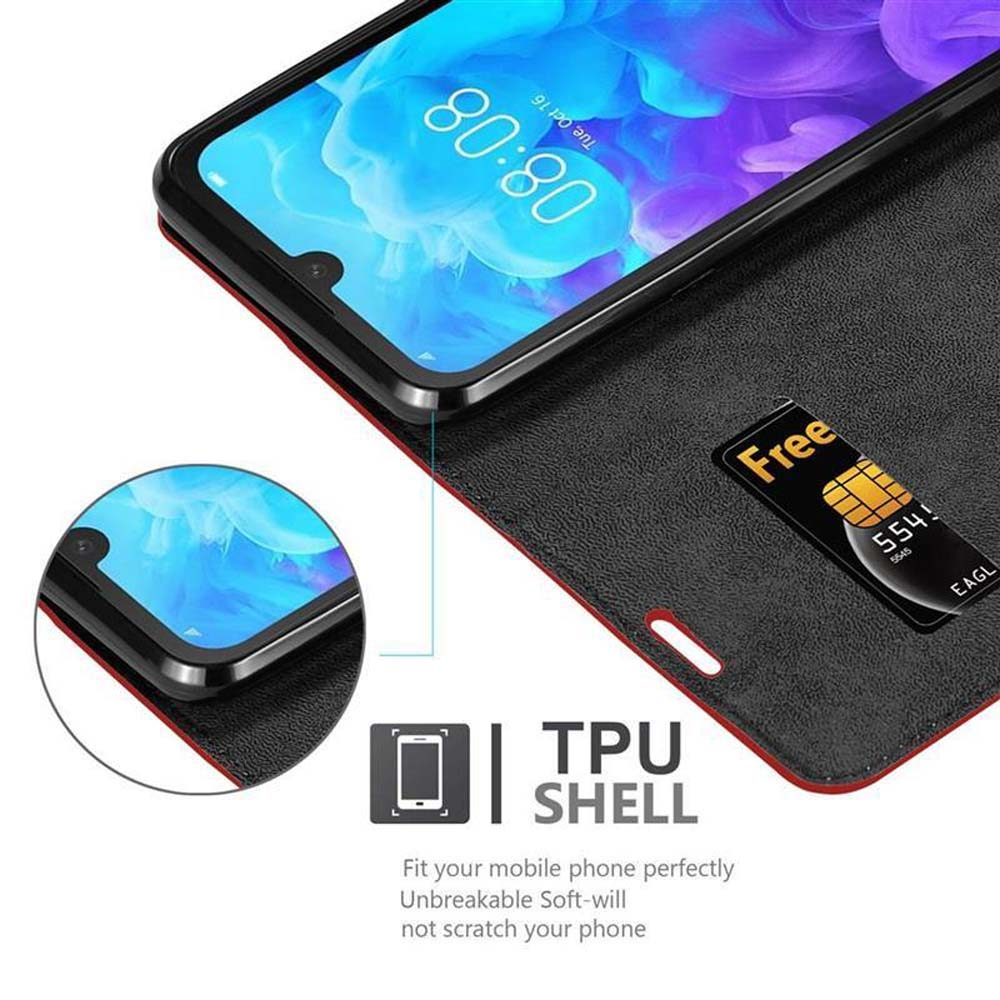 Smartphone in custodia flip nera mostra 8:08 sullo schermo. Carta nella custodia.
