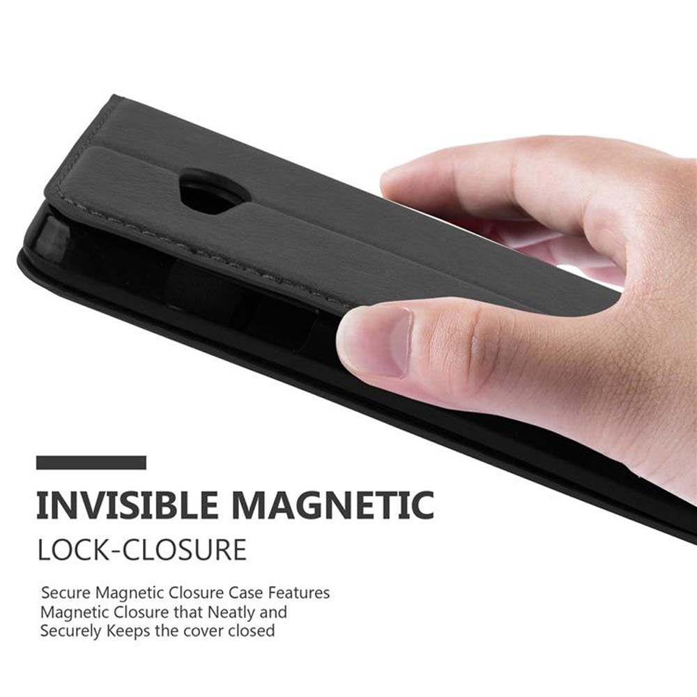 Una mano tiene una custodia nera con chiusura magnetica per un dispositivo.