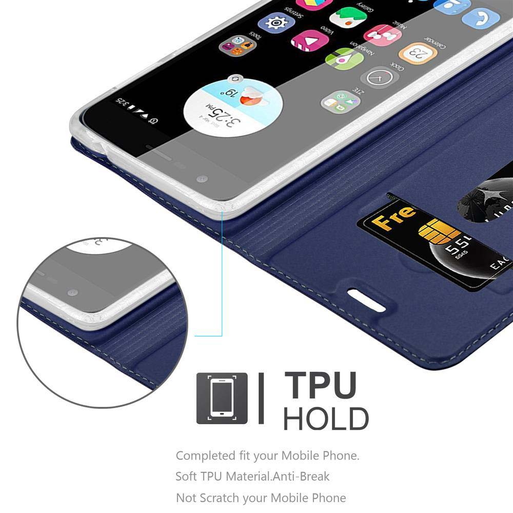 Una funda de teléfono azul con un teléfono dentro. Una tarjeta de crédito está en la funda.
