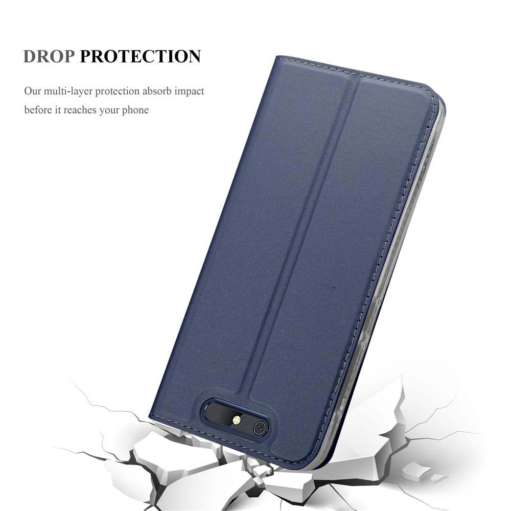 Una funda de teléfono azul descansa sobre suelo agrietado.