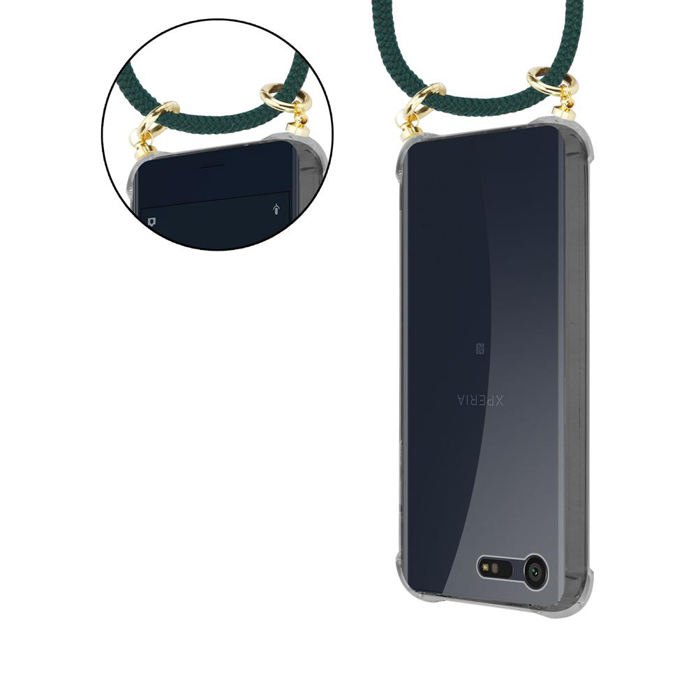 Funda transparente con correa oscura y herrajes dorados.