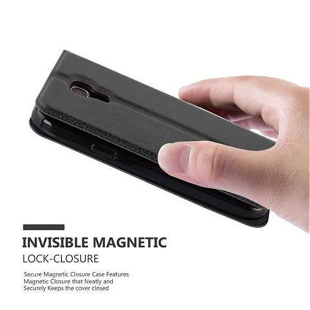 Custodia nera a libro per telefono con chiusura magnetica, tenuta in mano.
