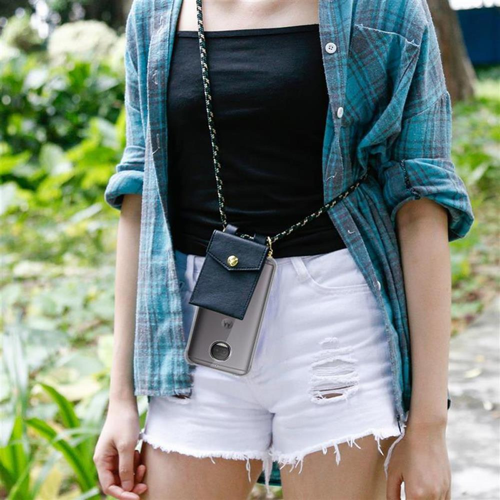 Una persona con pantaloncini bianchi strappati e camicia a quadri blu indossa una custodia per telefono al collo.