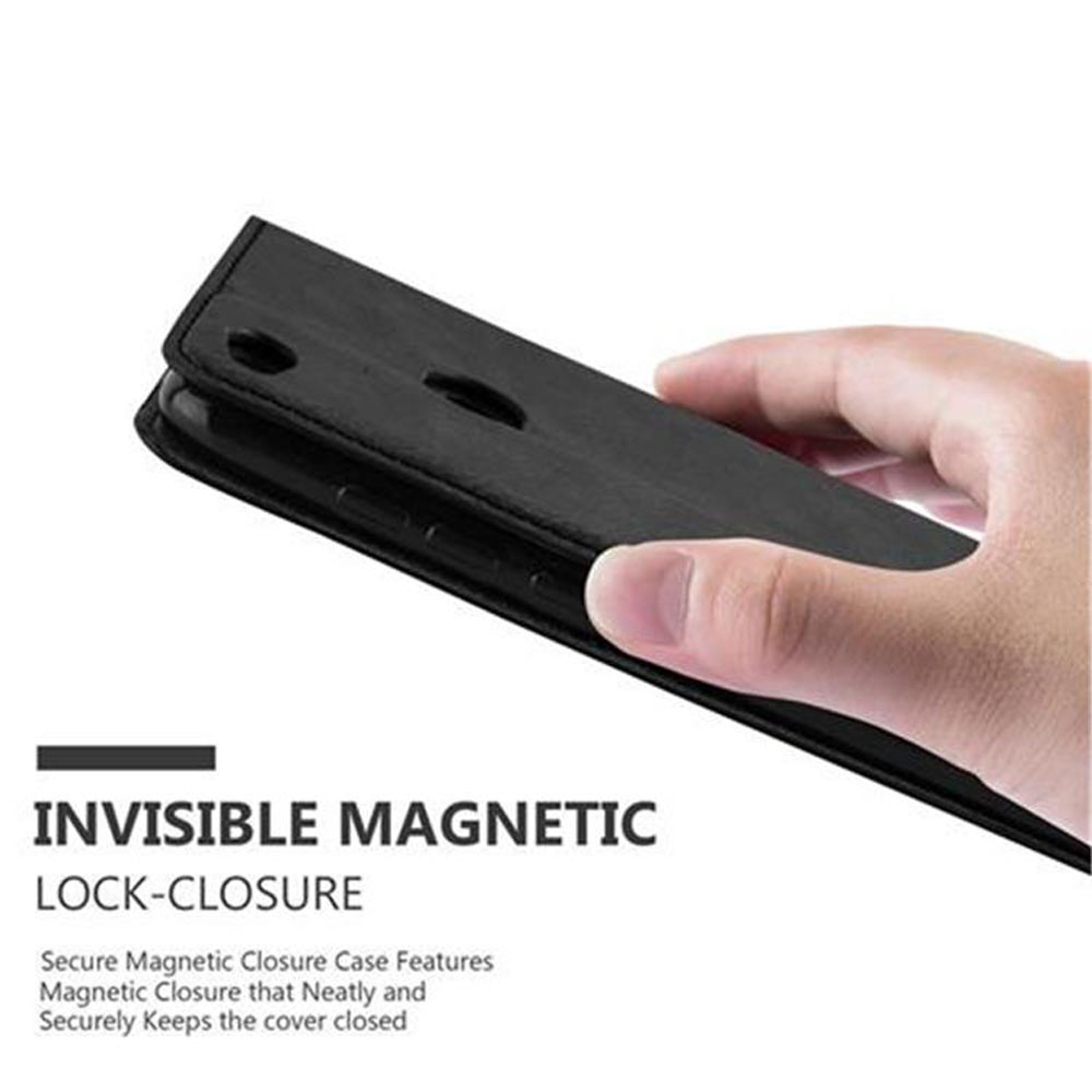 Una mano tiene una custodia per telefono nera con chiusura magnetica.