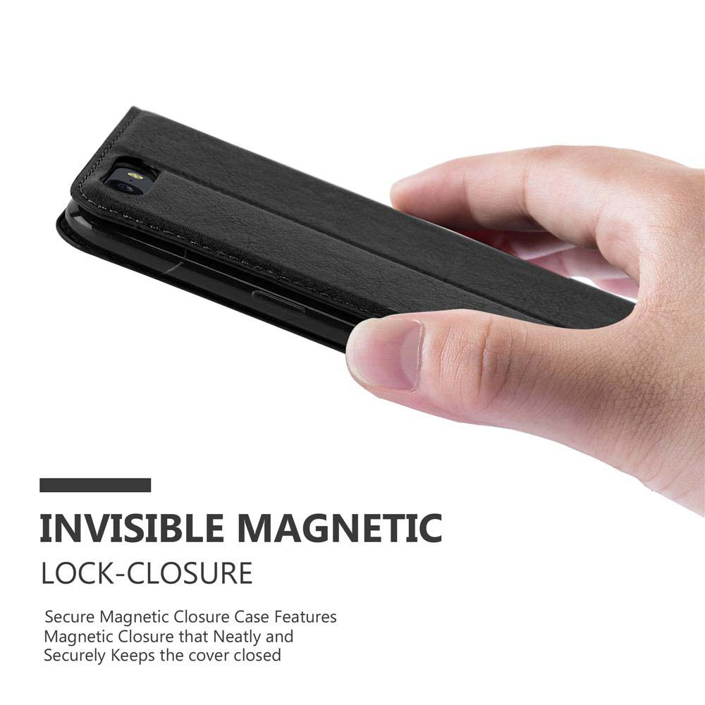 Custodia nera per telefono con chiusura magnetica, tenuta da una mano.