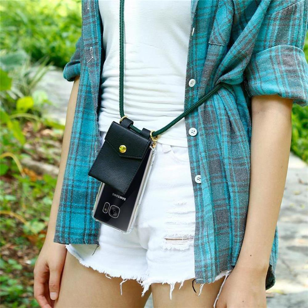 Persona con camicia a quadri blu, top bianco, pantaloncini bianchi e custodia per telefono con laccetto.