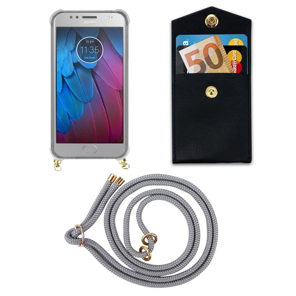 Uno smartphone in cover trasparente, un portafoglio nero con soldi e carte, un laccetto grigio.