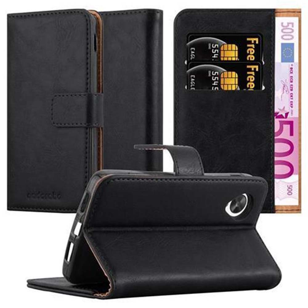 Cartera de cuero negra con ranuras para tarjetas, una correa y billetes de 500 euros.
