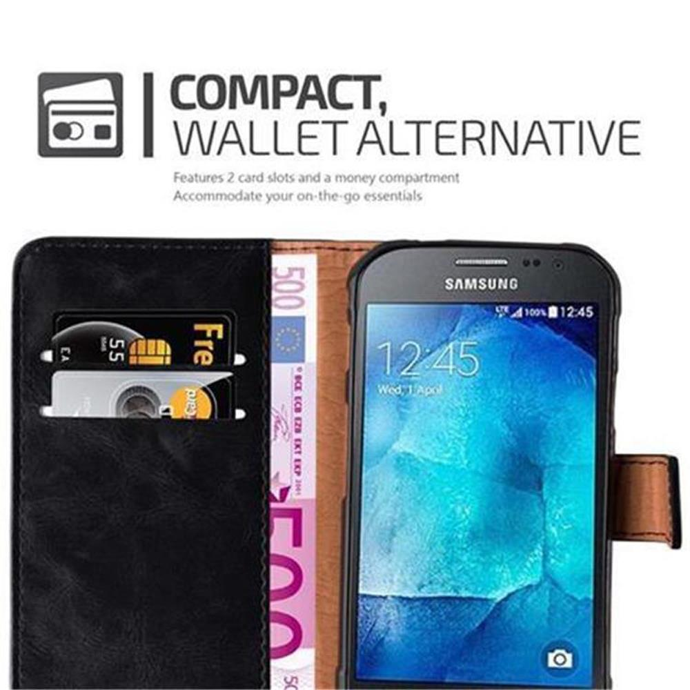 Una custodia a portafoglio nera con telefono Samsung, carte e soldi.