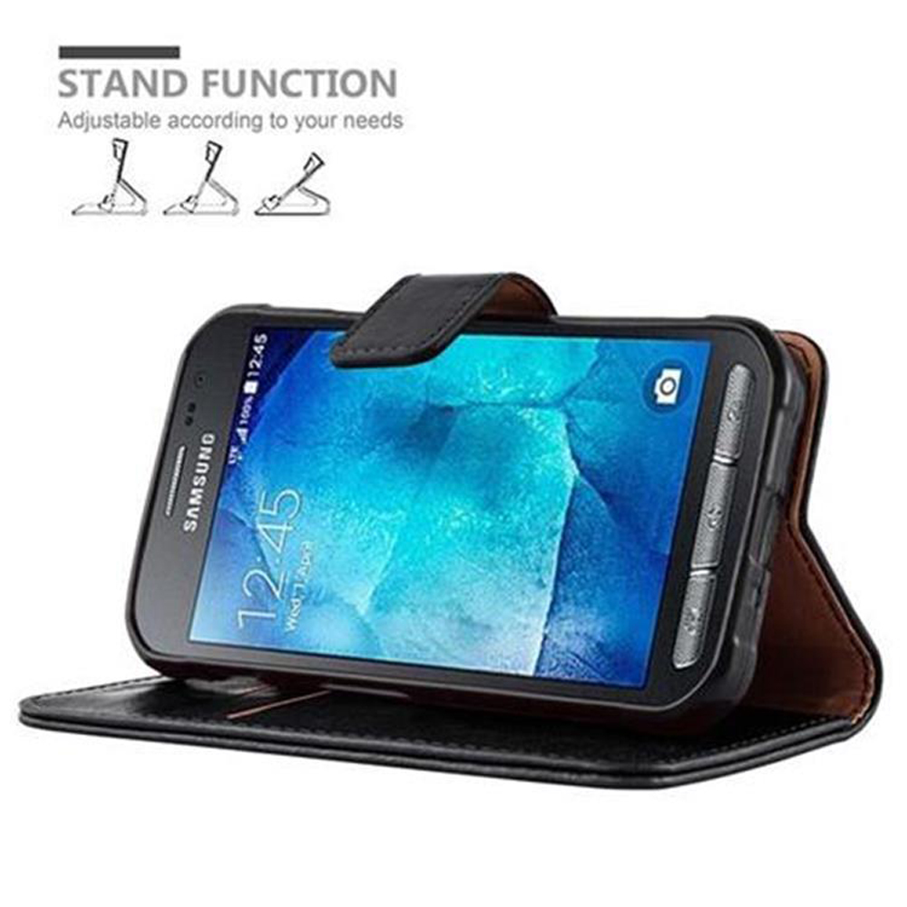 Una custodia in pelle nera che tiene un telefono Samsung in piedi.
