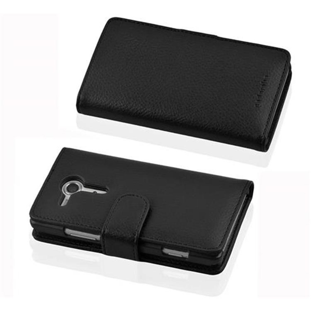 Dos fundas de teléfono de cuero negro, una cerrada y otra abierta mostrando el recorte de la cámara.