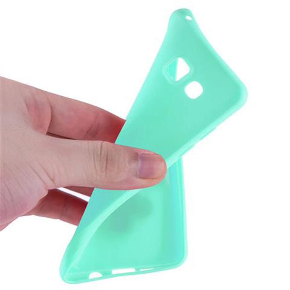 Una mano tiene una cover per telefono flessibile e turchese con ritagli.