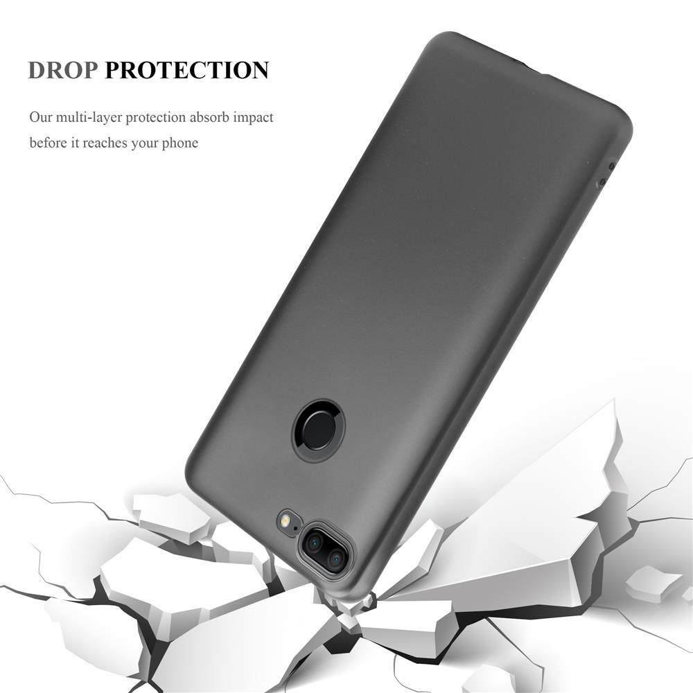 Una funda de teléfono gris rompiendo una superficie blanca y agrietada.