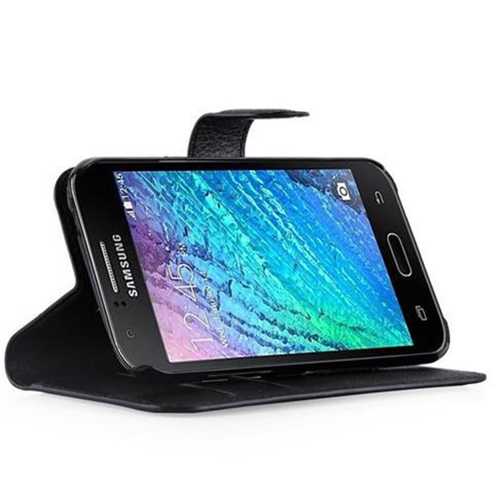 Telefono Samsung nero in custodia nera, lo schermo mostra motivi colorati.