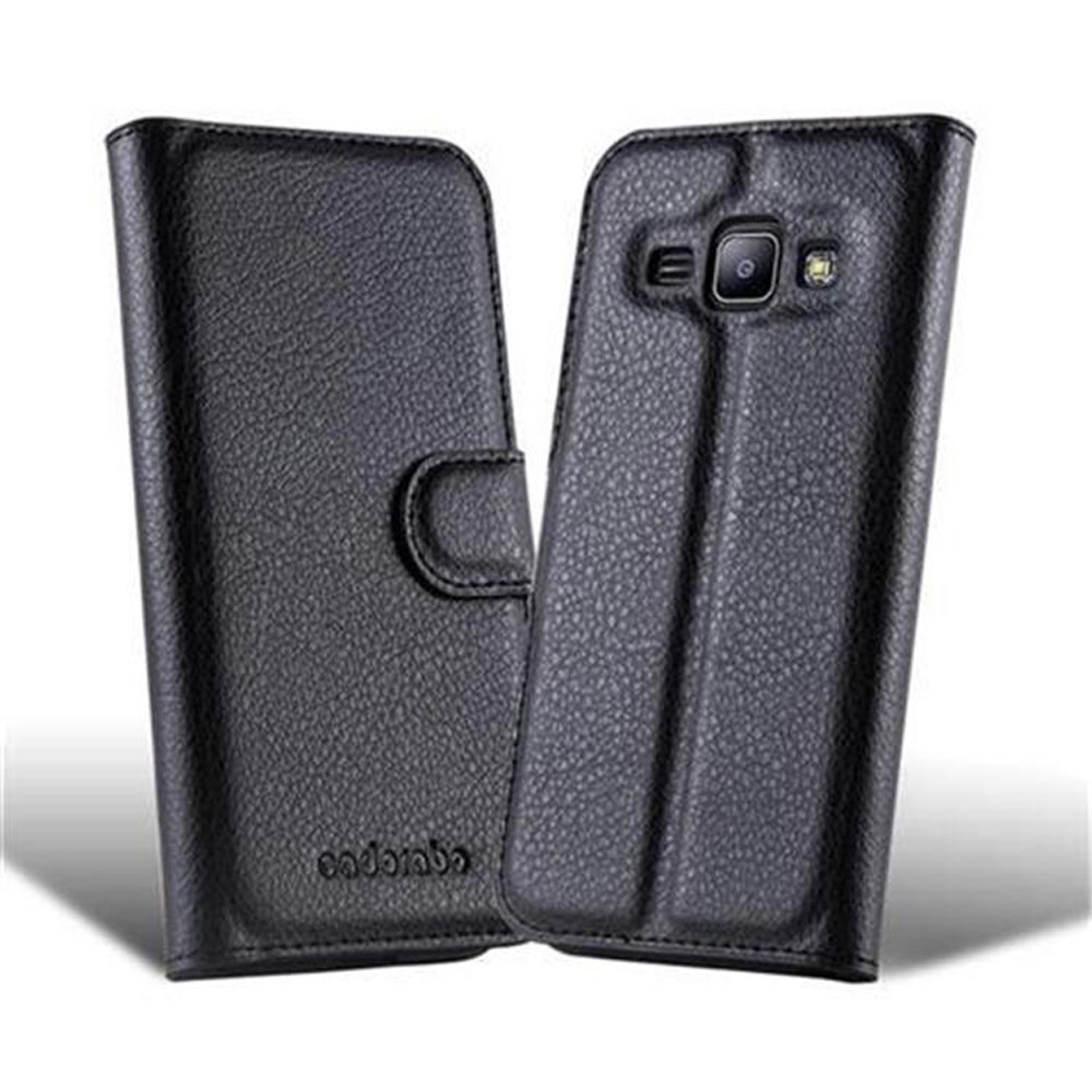 Custodia nera in pelle a libro con foro per fotocamera e logo.