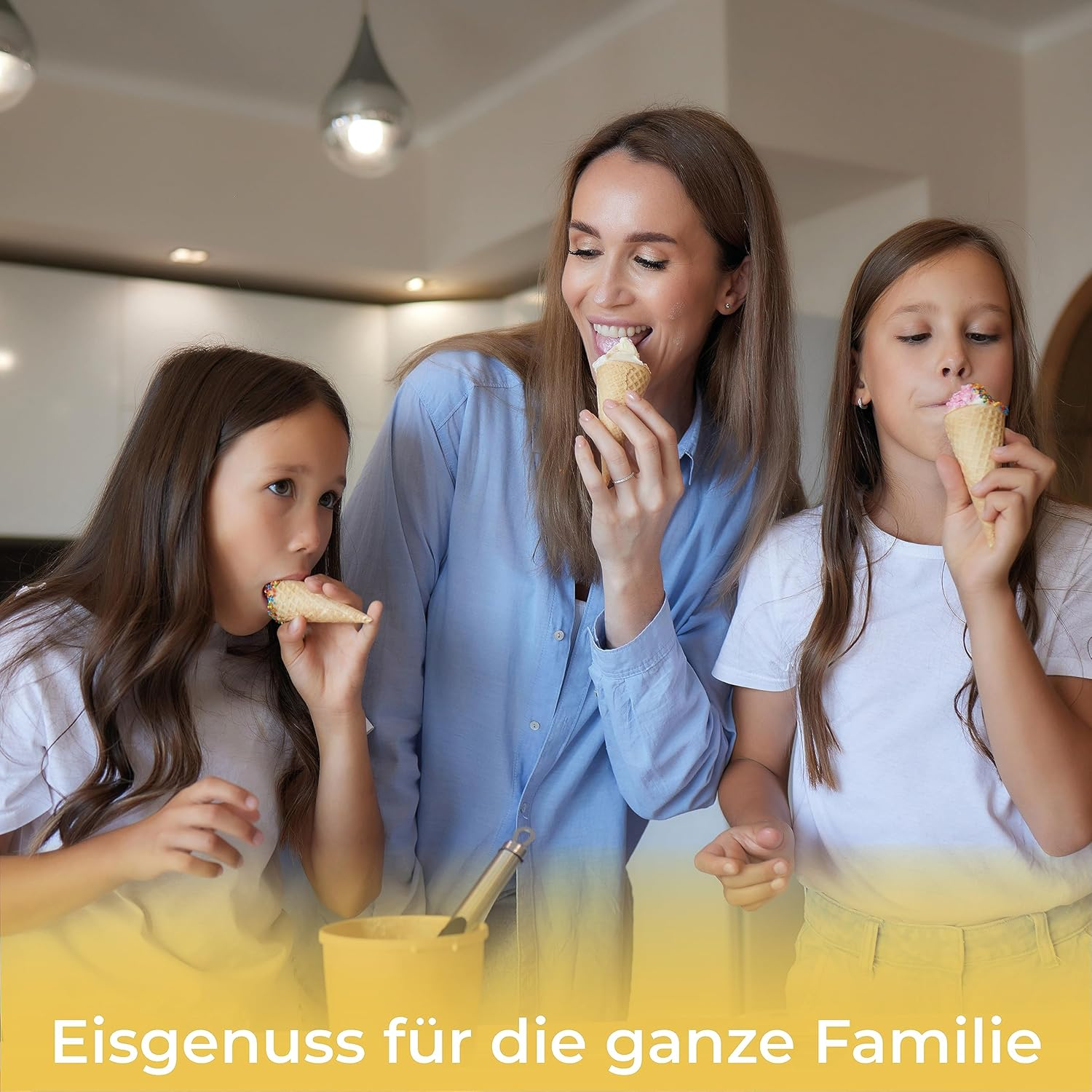 Mutter und zwei Töchter essen Eiscreme in einem hellen Raum.