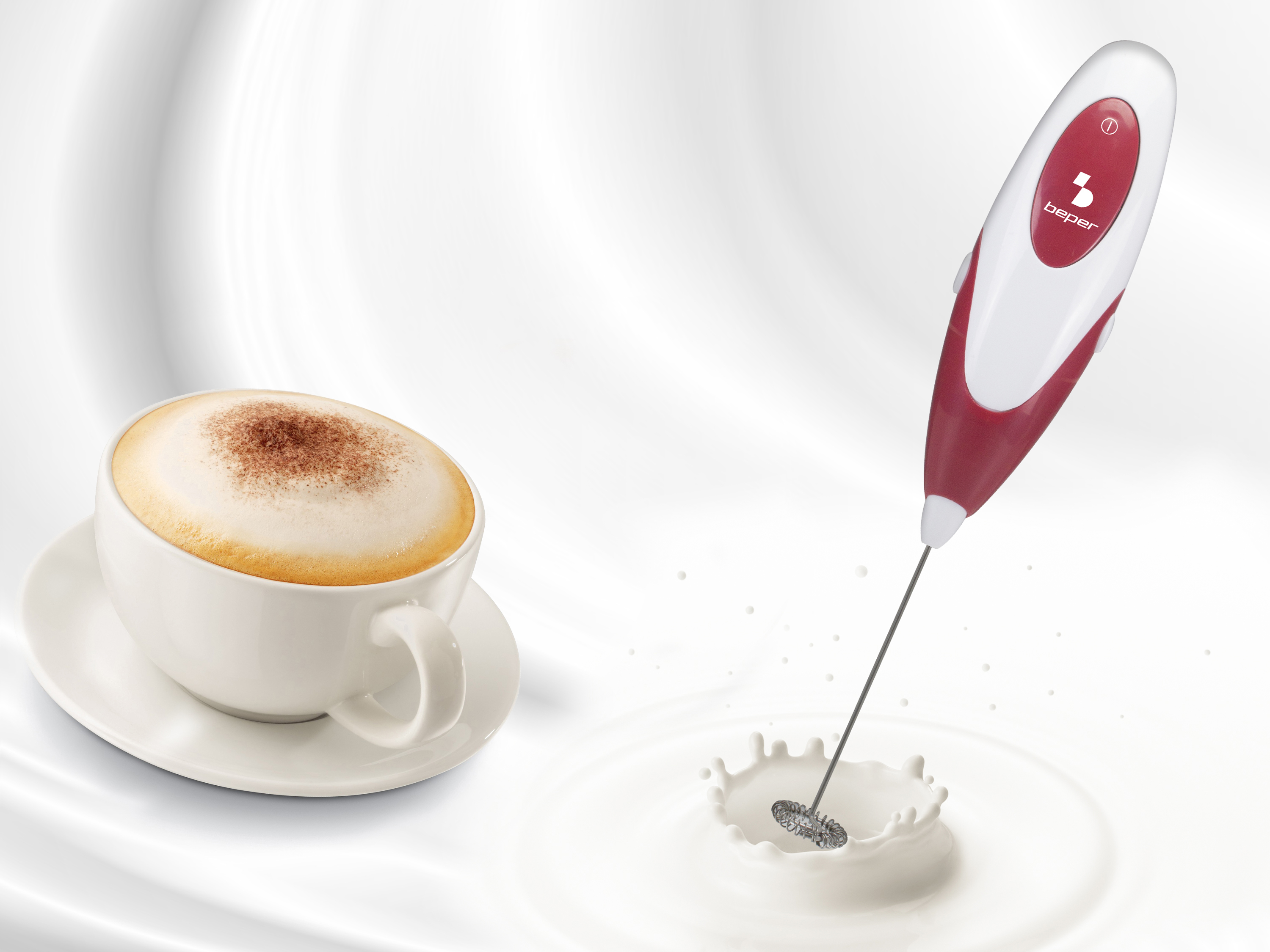 Una tazza di cappuccino accanto a un montalatte nel latte.