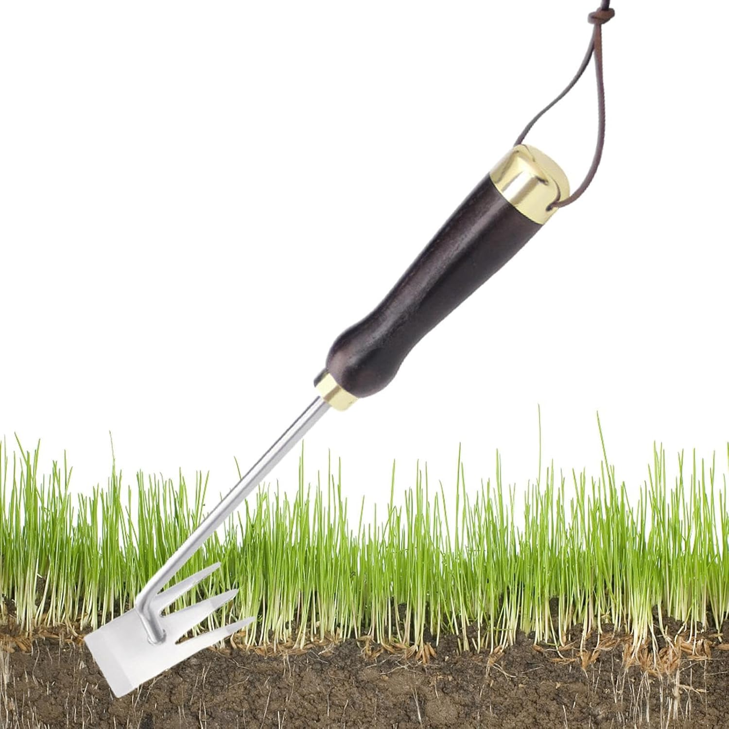 Gartenwerkzeug mit dunklem Holzgriff und Metallkopf über Gras und Erde.
