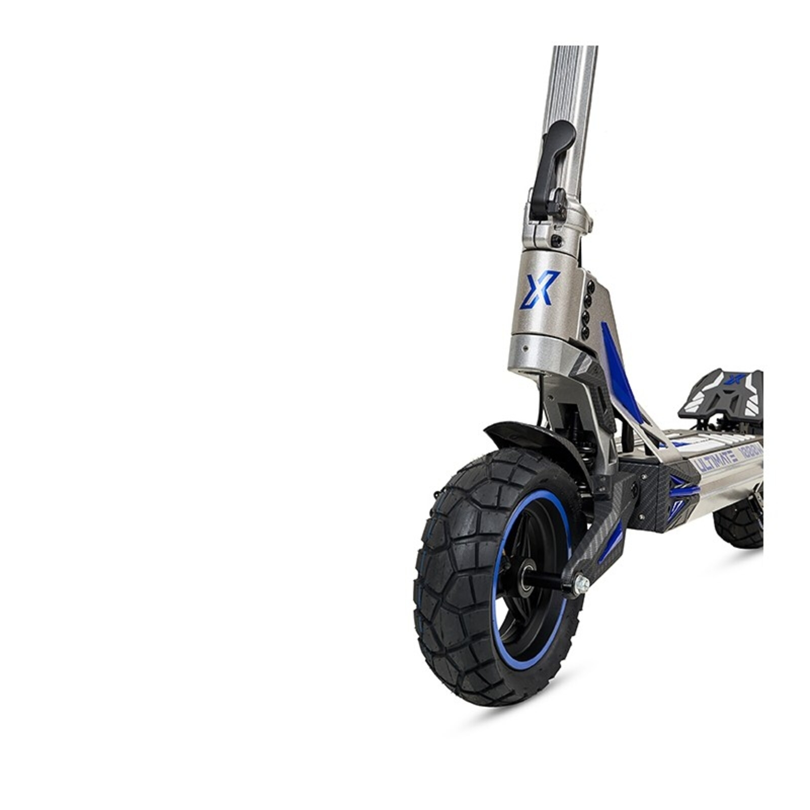 Patinete eléctrico plateado con neumáticos anchos y detalles azules.