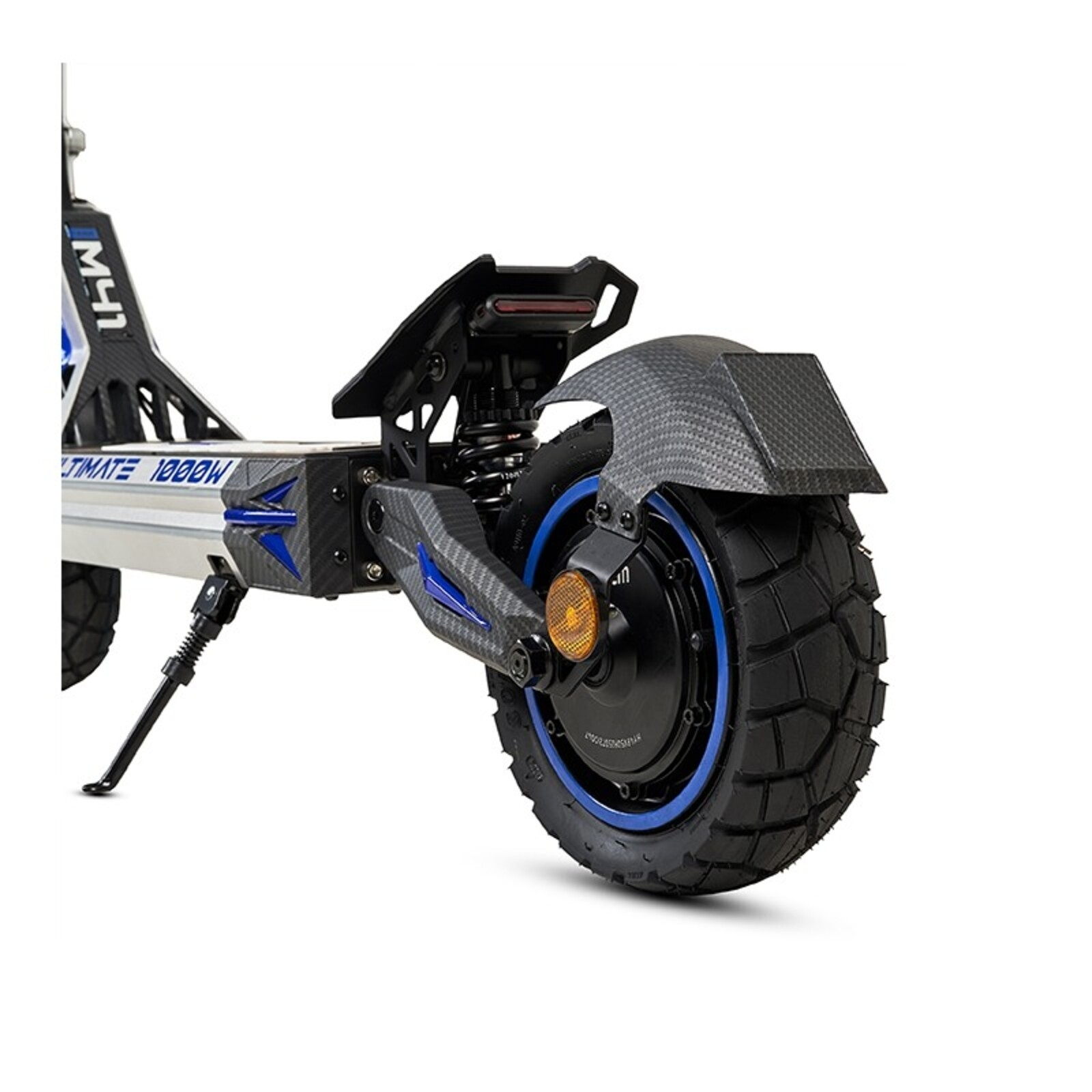 Patinete eléctrico con detalles de carbono, suspensión y neumático ancho.