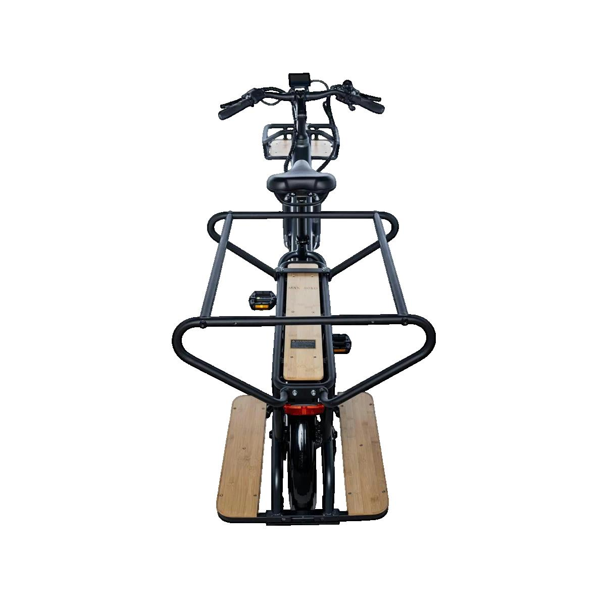 Schwarzes Lastenrad mit Holzdetails, Frontansicht.