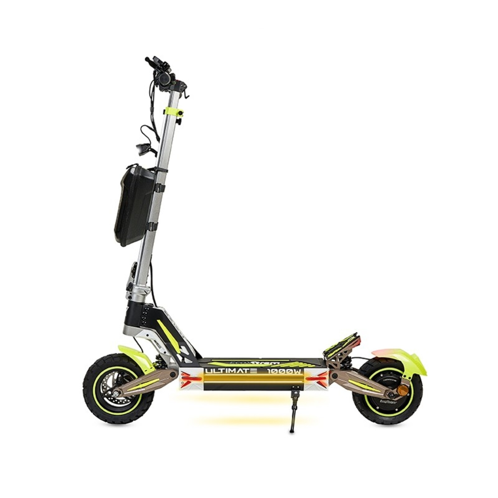 Patinete eléctrico con detalles amarillos, bolsa negra y fondo blanco.