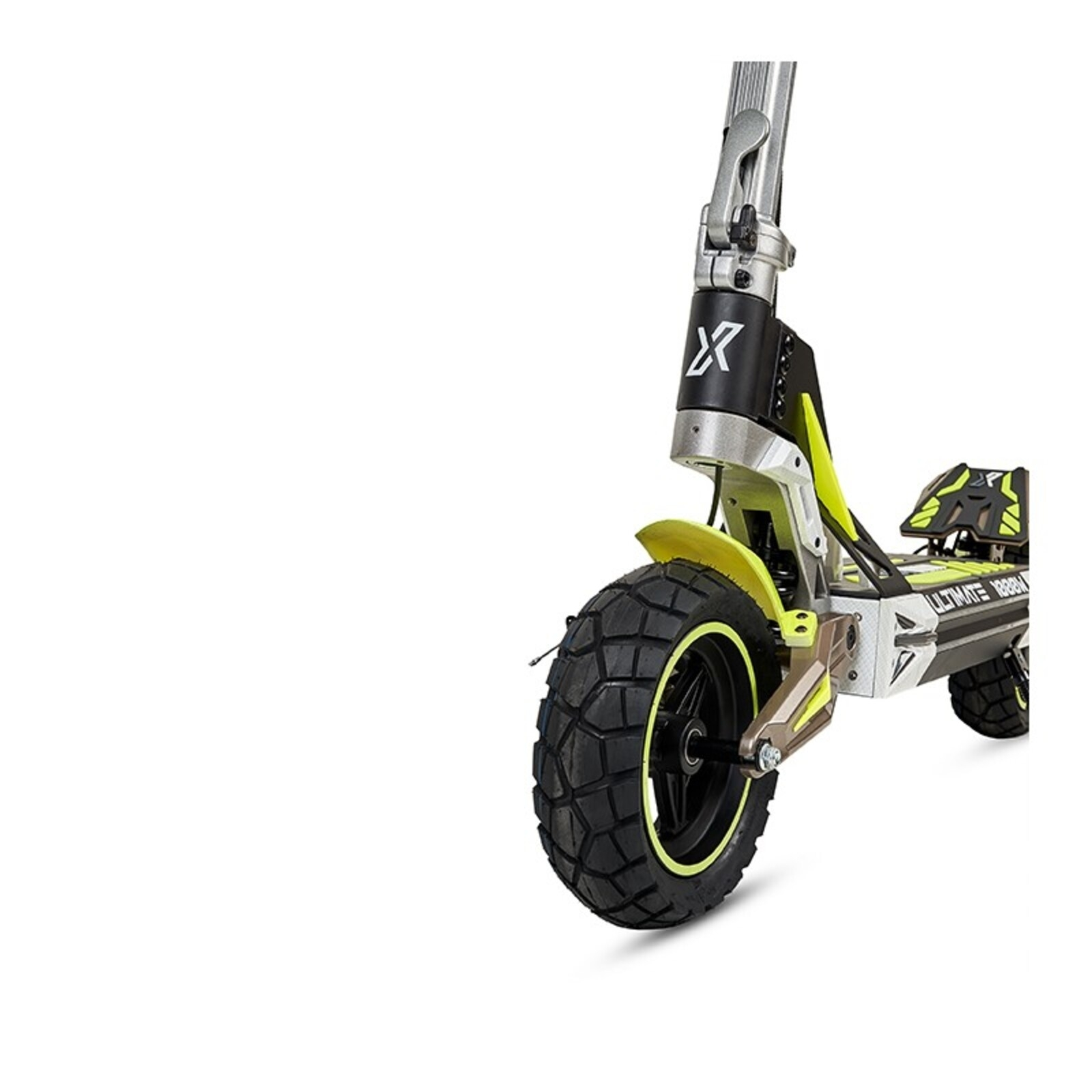 Un patinete eléctrico con neumáticos anchos, detalles amarillos y logo 'X'.