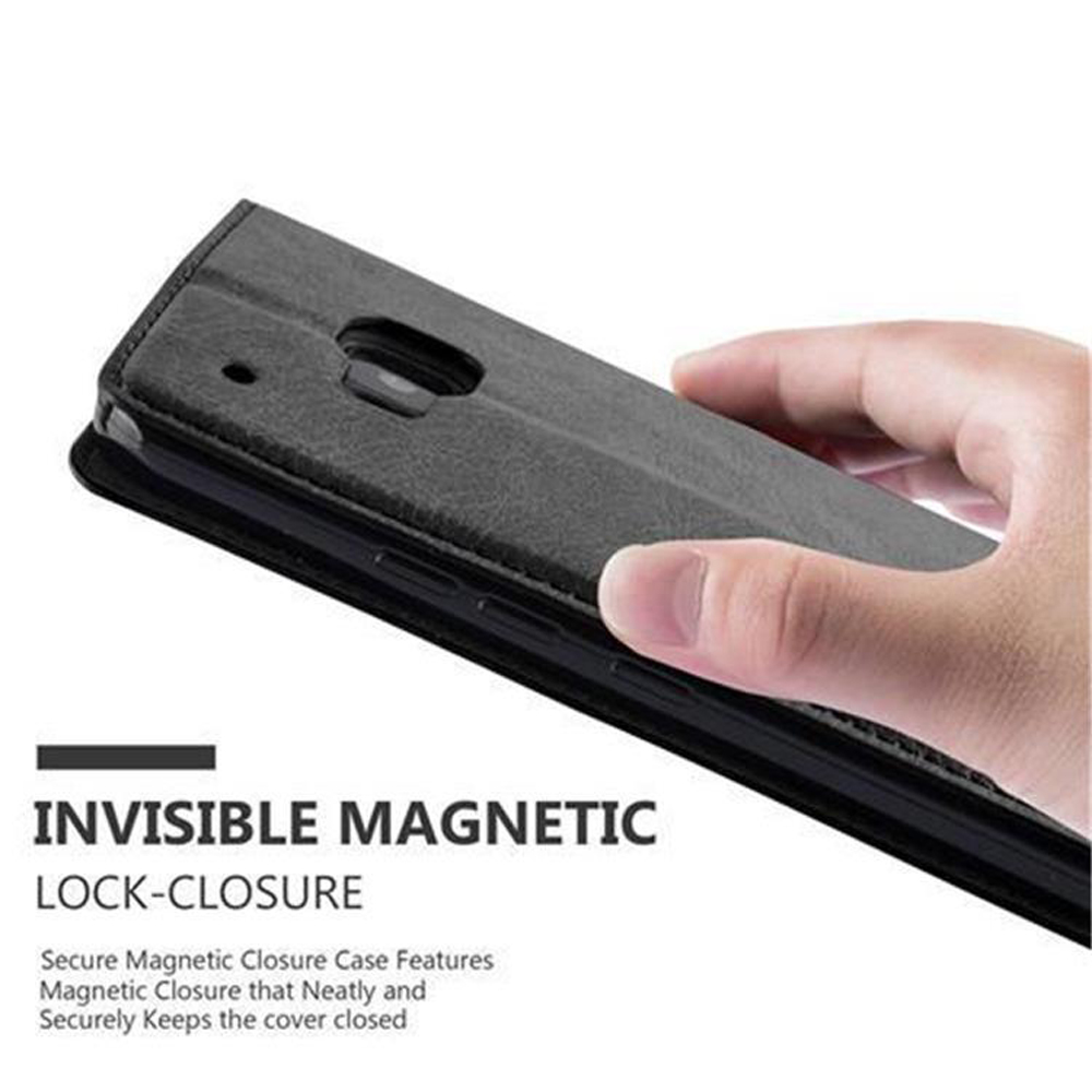 Una mano sostiene una funda de teléfono negra con cierre magnético.