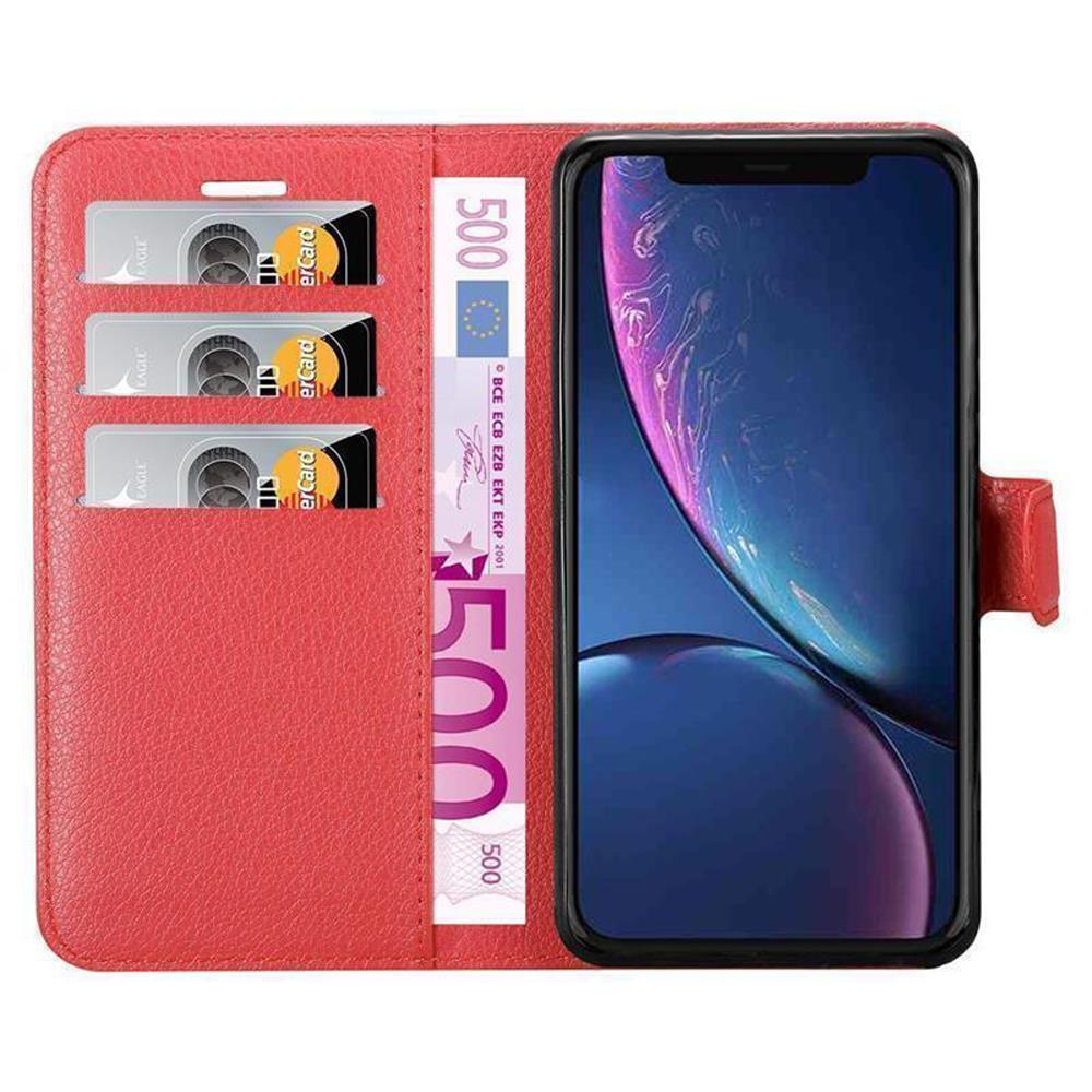 Portafoglio rosso con telefono, tre carte e una banconota da 500 euro.