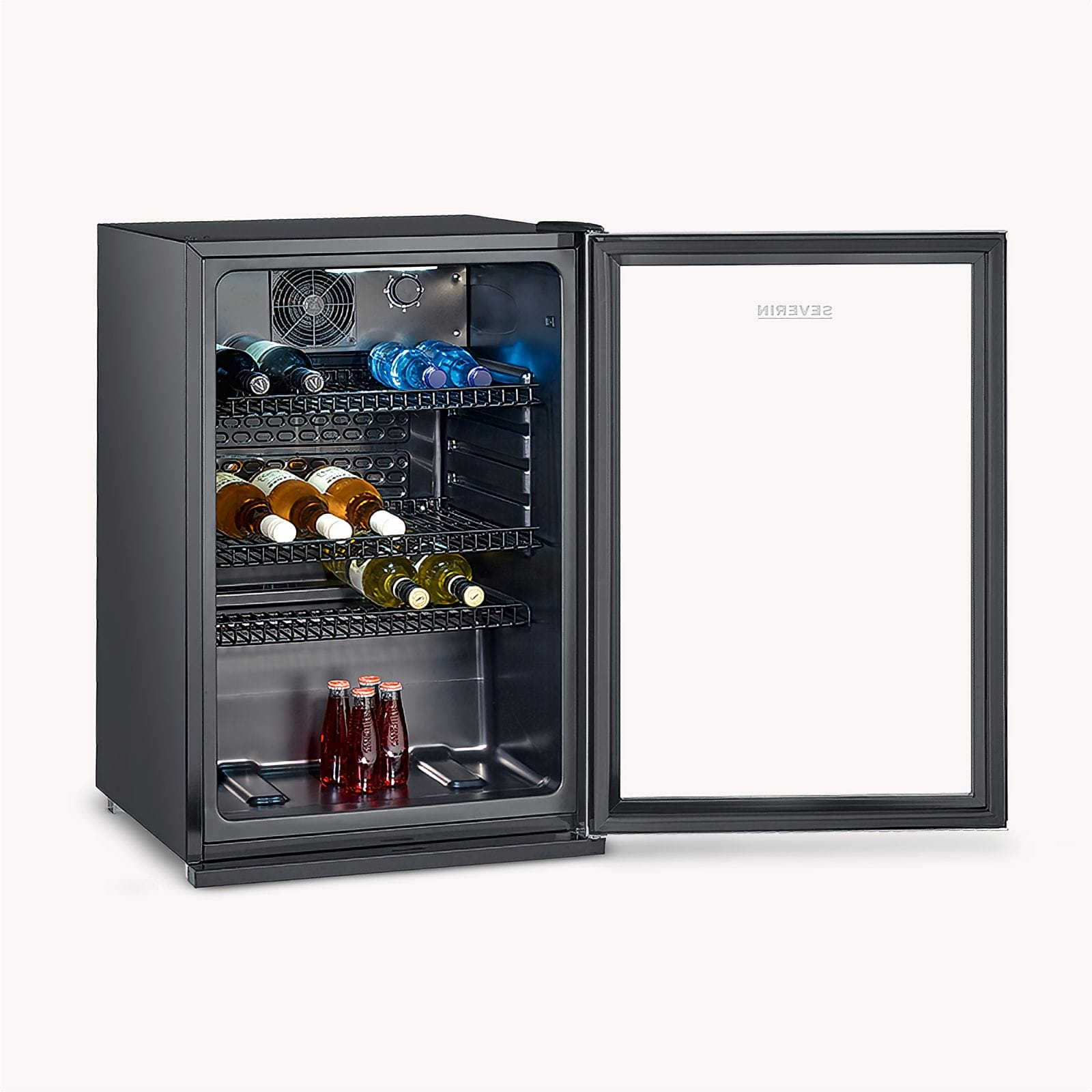 Enfriador negro abierto con botellas y vasos en varios estantes.