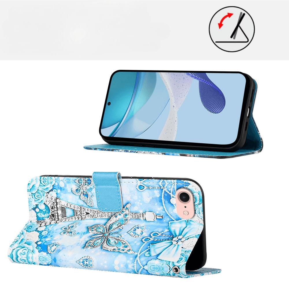 Une coque de téléphone bleue ornée de motifs de la Tour Eiffel, papillons et roses.