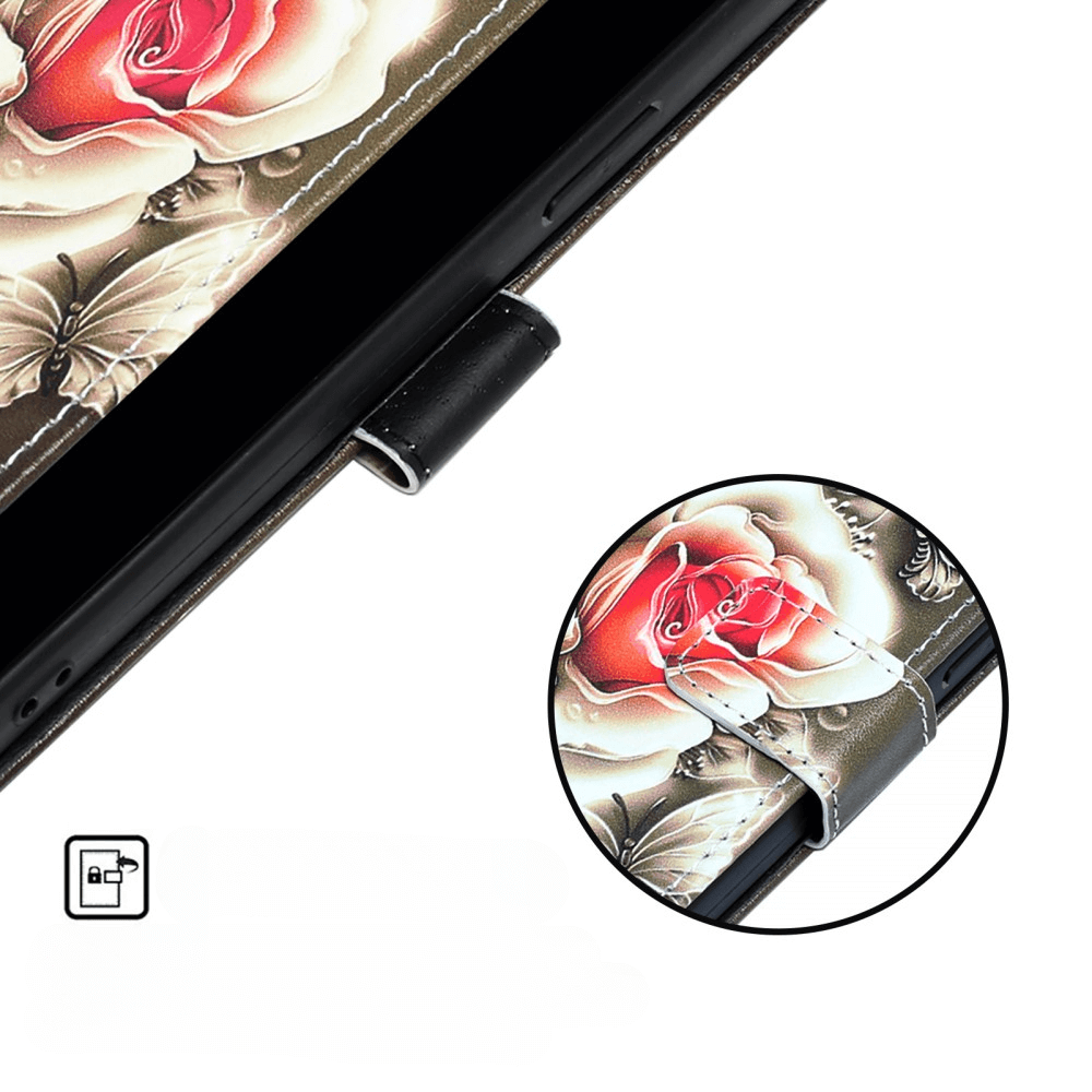 Custodia per telefono con design di rosa e farfalla. Primo piano di un motivo a bocciolo di rosa rosso.