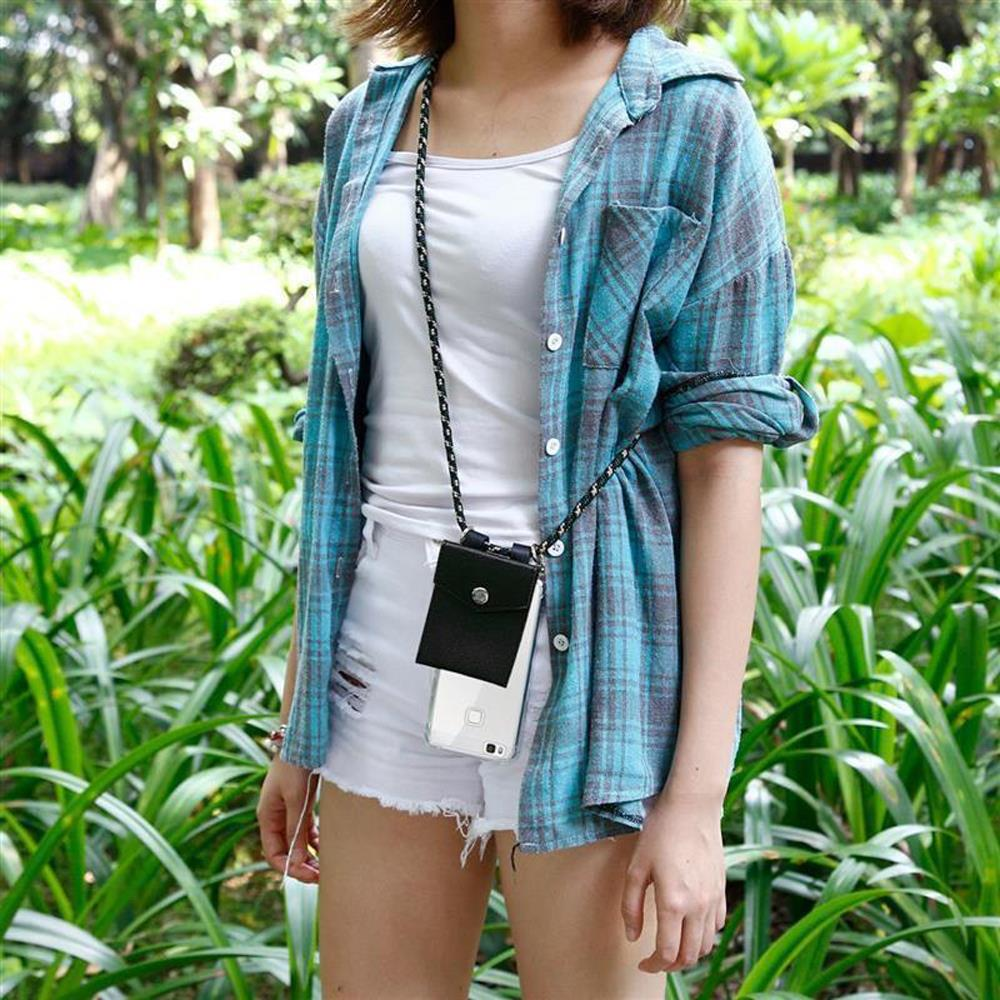 Donna con porta cellulare al collo, camicia a quadri e pantaloncini bianchi.