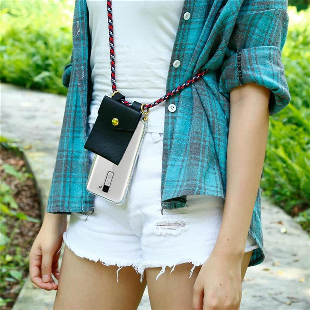 Frau mit Handy-Tasche am Hals, kariertem Hemd und weißen Shorts.