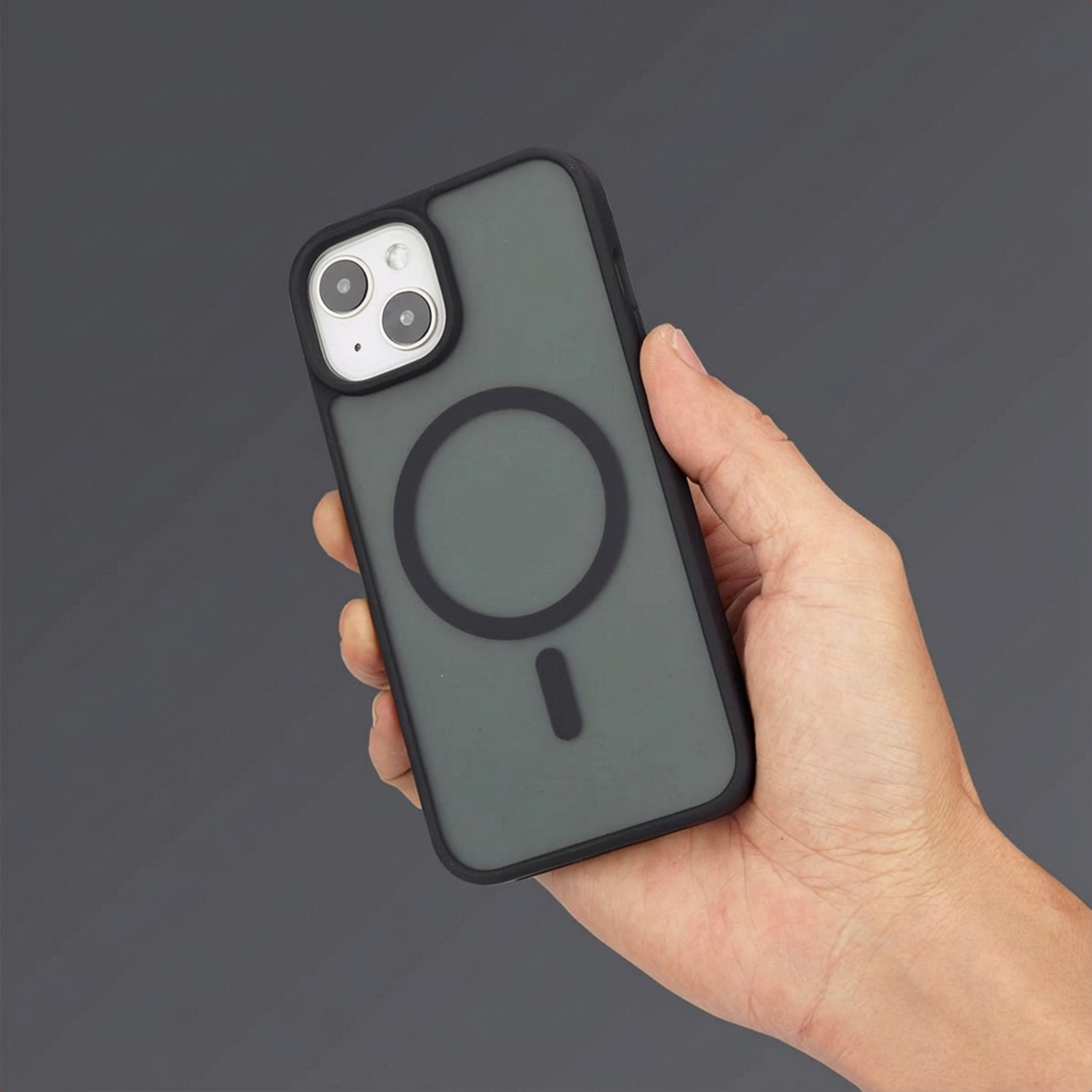 Een hand houdt een donkergrijze telefoonhoes vast met twee cameralenzen.