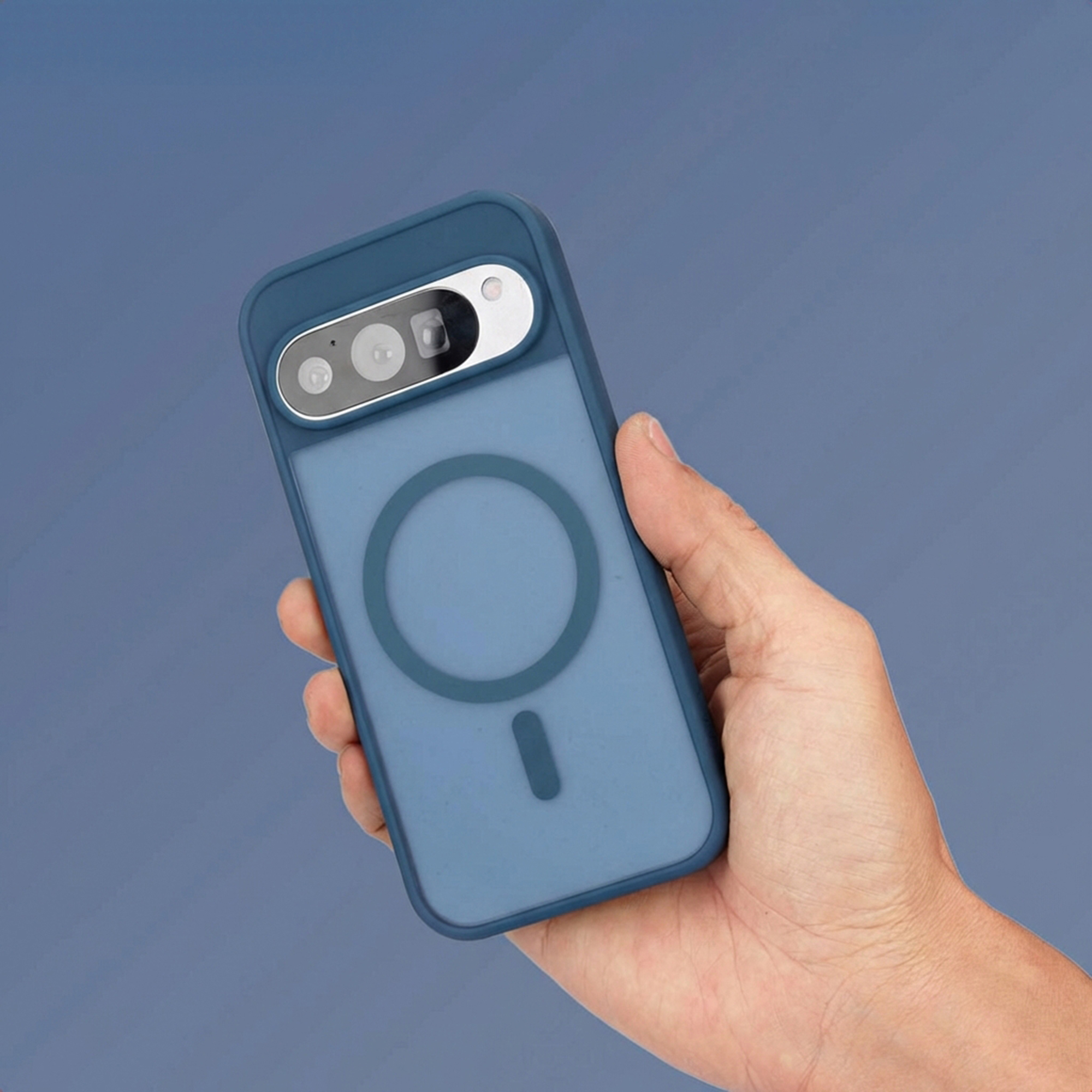 Blauw telefoonhoesje met camera's en magneetring aan de achterkant, in de hand gehouden.