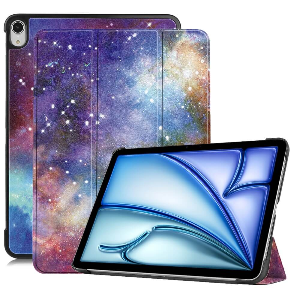 Ein Tablet mit einer Hülle im kosmischen Nebel-Look, das einen blauen Bildschirm mit einer stilisierten Blume zeigt.