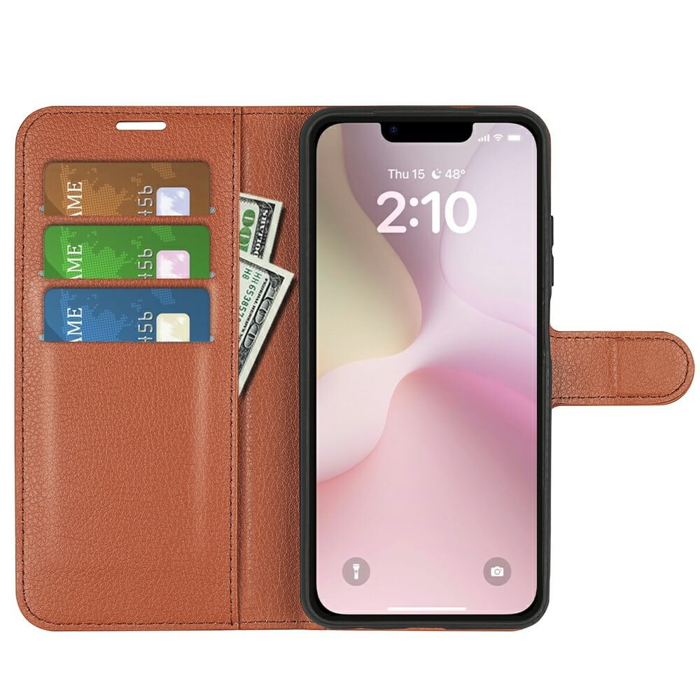 Una custodia in pelle marrone con tre fessure per carte e banconote, accanto a uno smartphone.