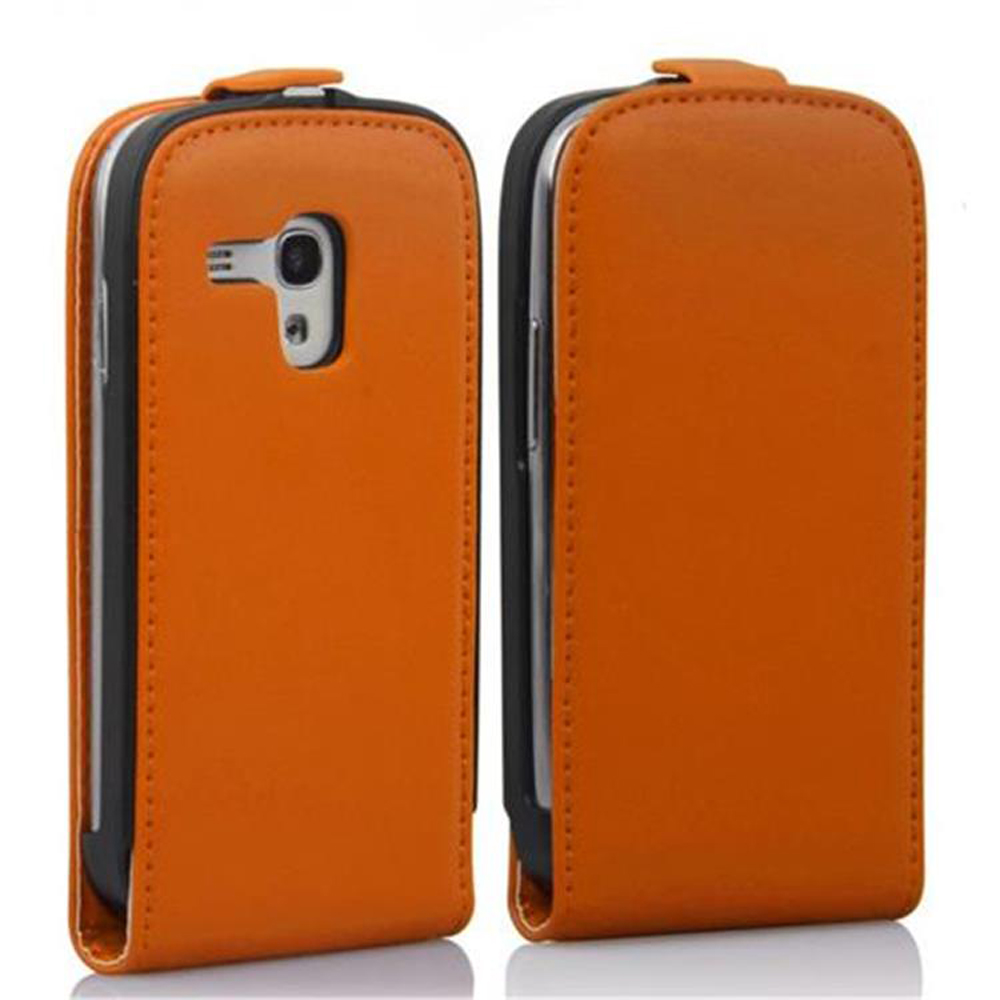 Due custodie per smartphone in pelle arancione, una con foro per fotocamera, su sfondo bianco.