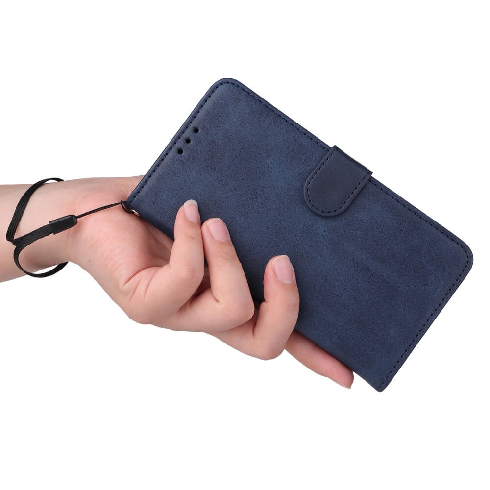 Una mano tiene una custodia blu scuro per telefono con cinturino.